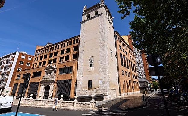 Iglesia de San Lorenzo, en la calle Pedro Niño, en cuya torre se ha habilitado el recinto funerario.