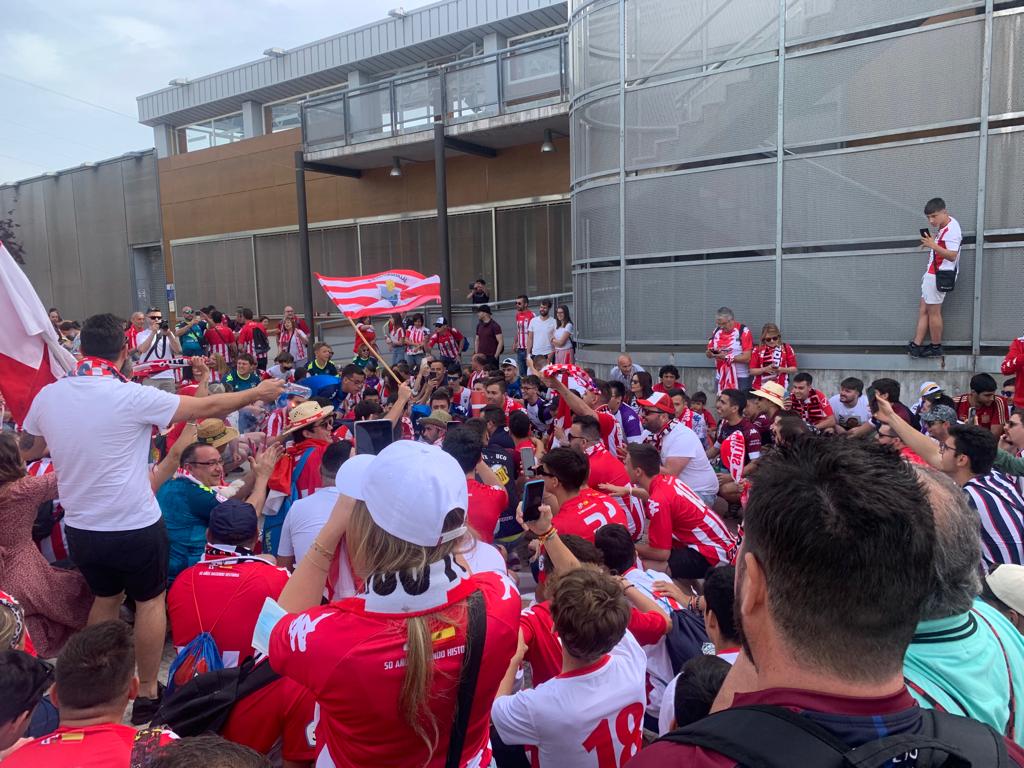 La marea rojiblanca, este sábado, momentos después de llegar Las Rozas. 