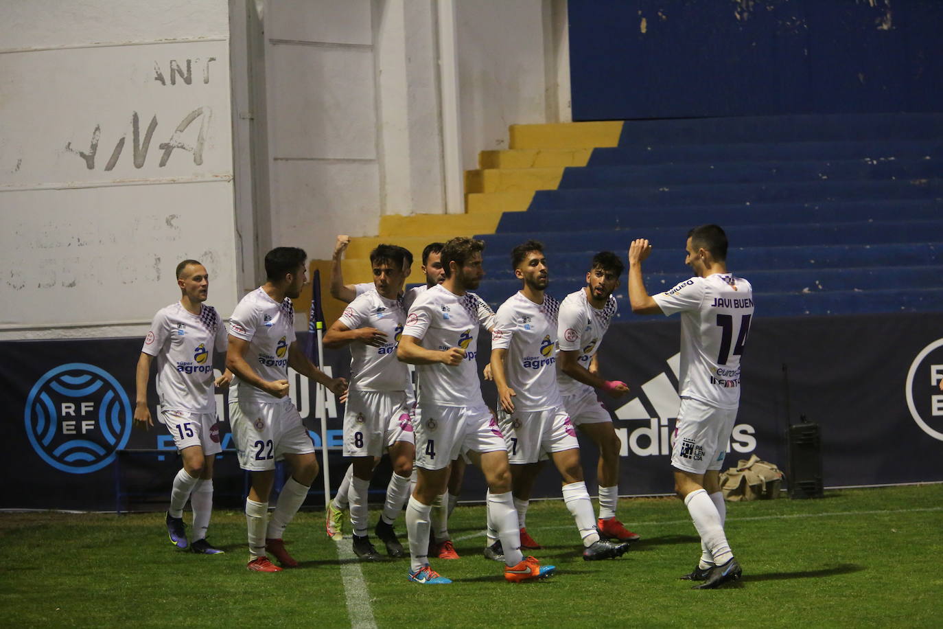 Fotos: Adiós al sueño del &#039;play off&#039; del Palencia Cristo