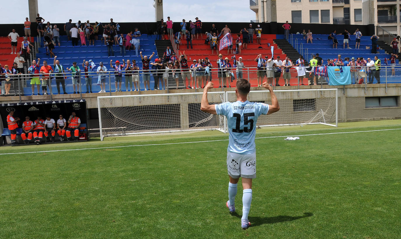 Manu celebra con Rafa Llorente el gol que adelantaba a la Gimnástica frente al Cerdanyola por 2-1. 