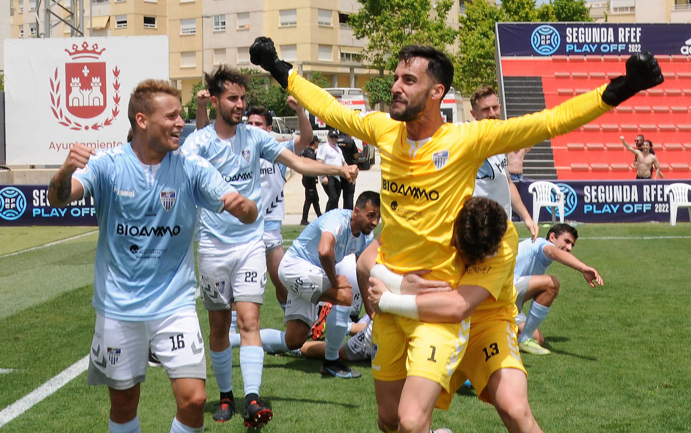 Manu celebra con Rafa Llorente el gol que adelantaba a la Gimnástica frente al Cerdanyola por 2-1. 