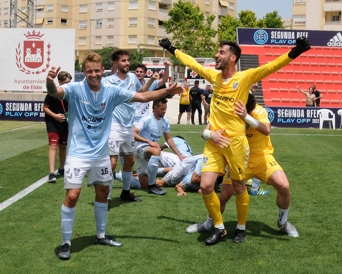 Manu celebra con Rafa Llorente el gol que adelantaba a la Gimnástica frente al Cerdanyola por 2-1. 