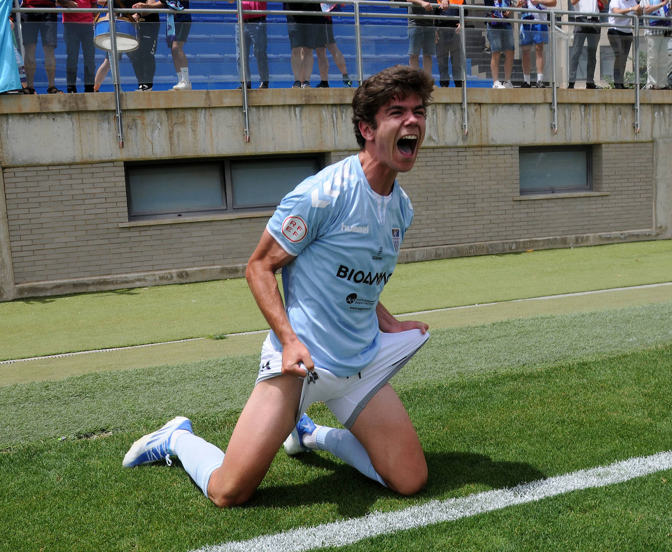 Manu celebra con Rafa Llorente el gol que adelantaba a la Gimnástica frente al Cerdanyola por 2-1. 