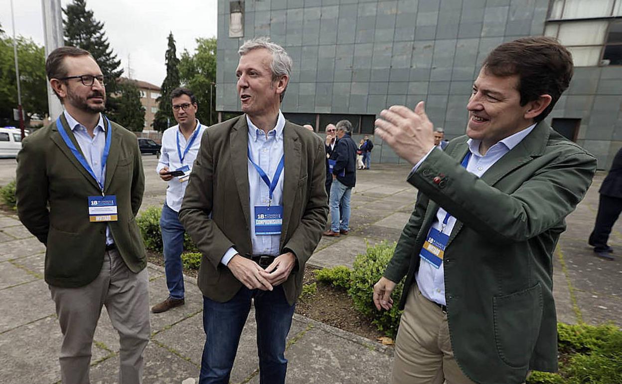 Mañueco, en Galicia, junto Alfonso Rueda, relevo del Feijóo en la Xunta y en el PP gallego, y el senador Javier Maroto.