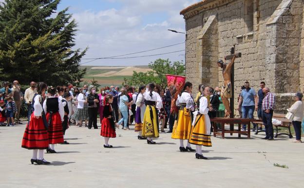 Galería. El grupo de danzas de Rioseco acompañó a la imagen con sus bailes.