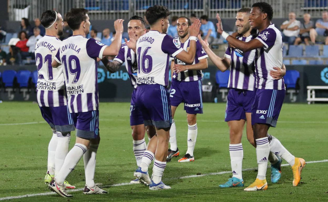 Iván Sánchez, Toni, Roque, Aguado, Plata, Weissman y Nacho celebran el segundo de los goles en Ibiza. 