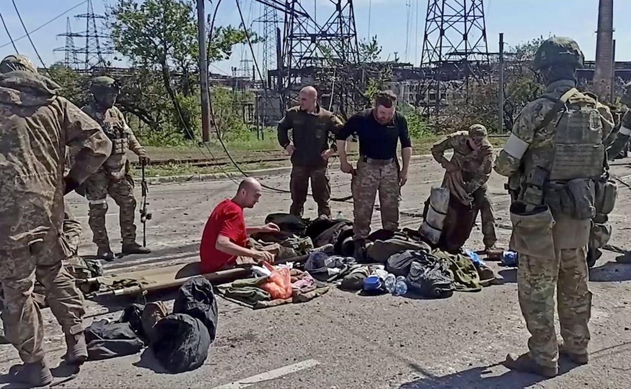 Militares ucranianos rendidos después de semanas escondidos en la acería de Azovstal son registrados por el ejército prorruso.