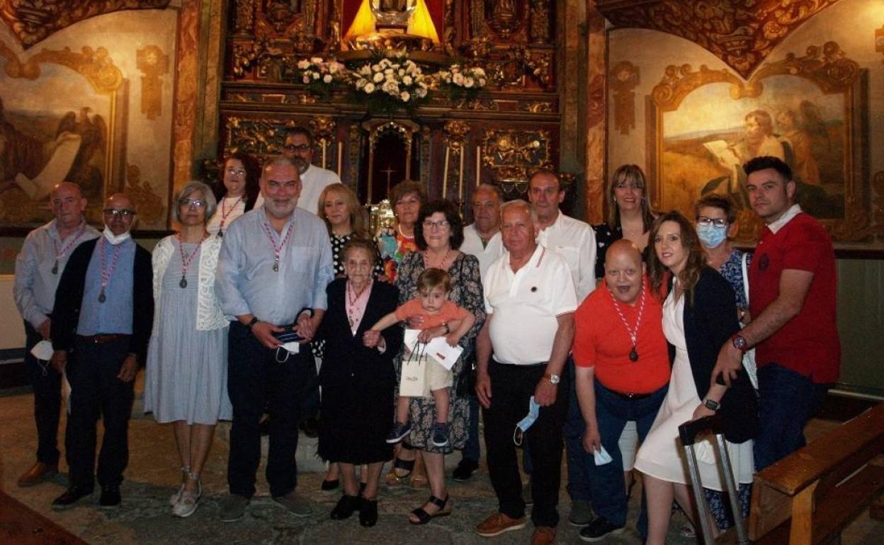 Benedicta Pérez Sangrador, junto a su familia y miembros de la cofradía en la iglesia de San Miguel en Olmedo. 