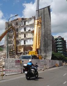 Imagen secundaria 2 - Evolución de los trabajos de demolición de la residencia de Las Oblatas desde el día antes del derribo. 