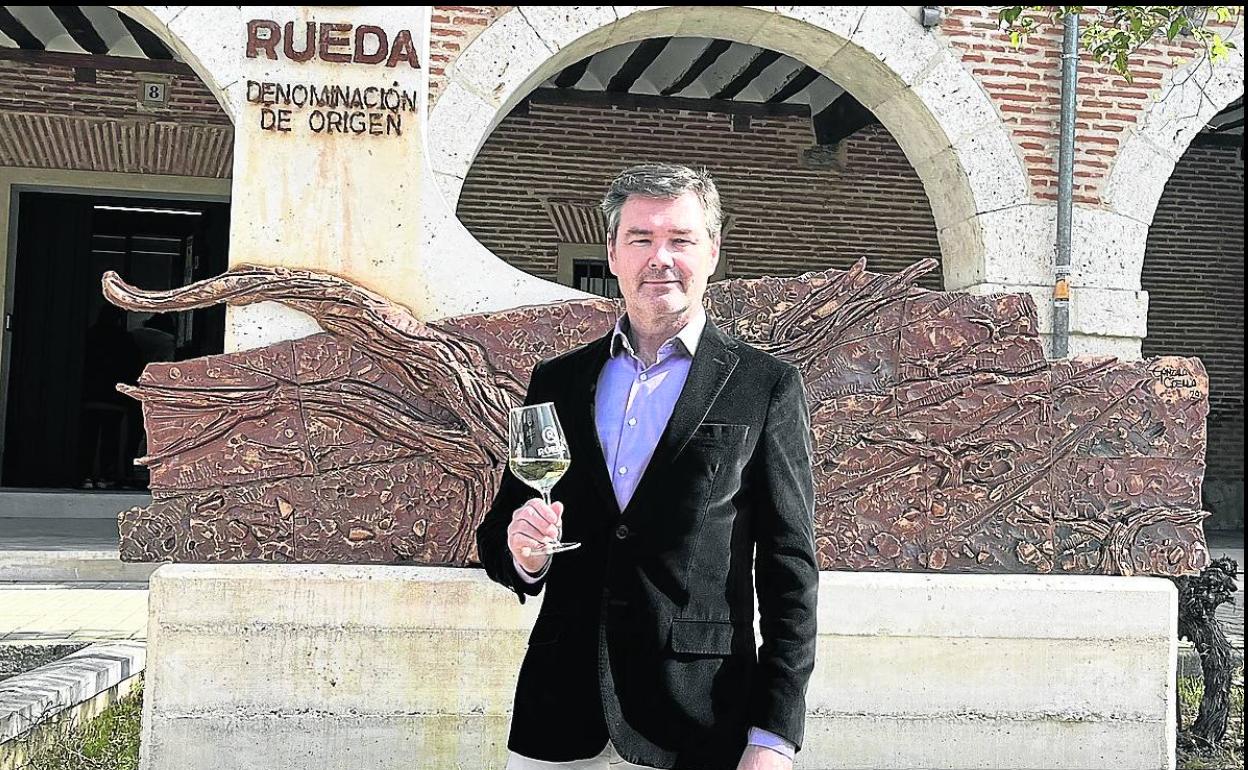 El presidente de la DO Rueda, ante la sede del Consejo Regulador.