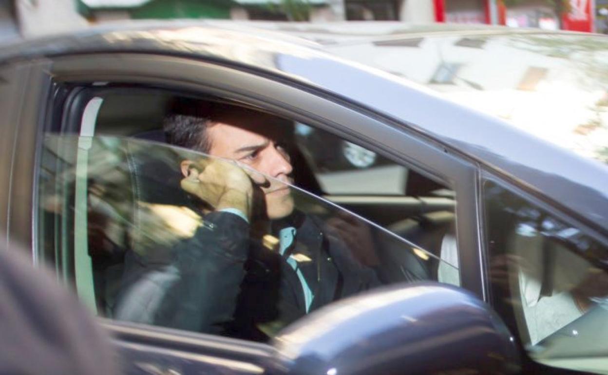 Pedro Sánchez, durante un desplazamiento en vehículo oficial. 
