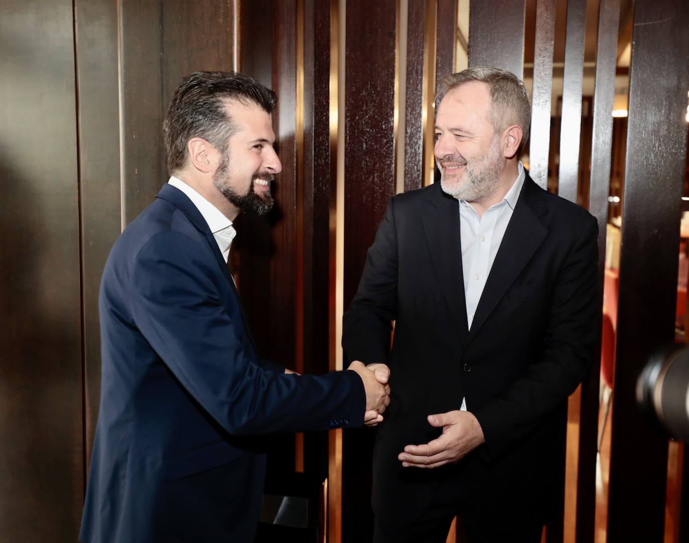 Luis Tudanca, lider regional del PSOE, junto con Ángel Ortiz, director de El Norte de Castilla.