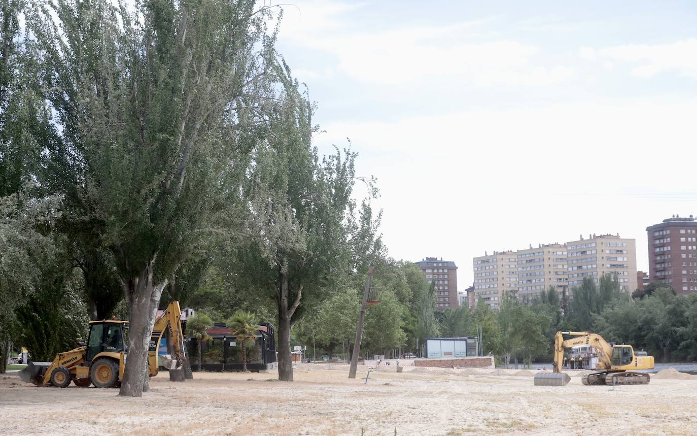 Fotos: Renovación de la arena de la playa de las Moreras, en Valladolid