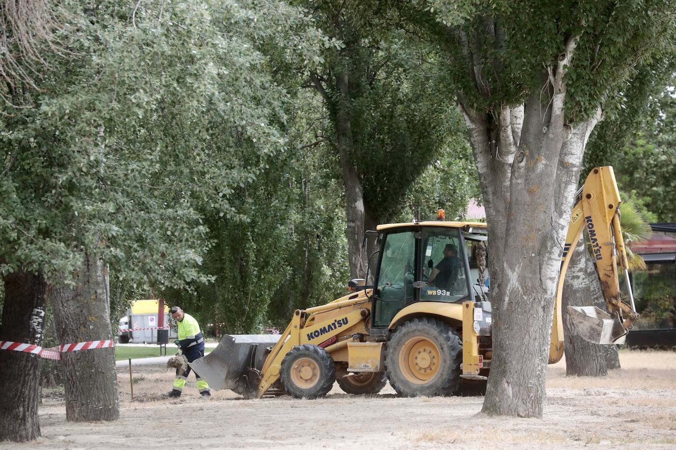 Fotos: Renovación de la arena de la playa de las Moreras, en Valladolid