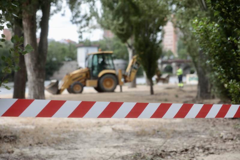 Fotos: Renovación de la arena de la playa de las Moreras, en Valladolid