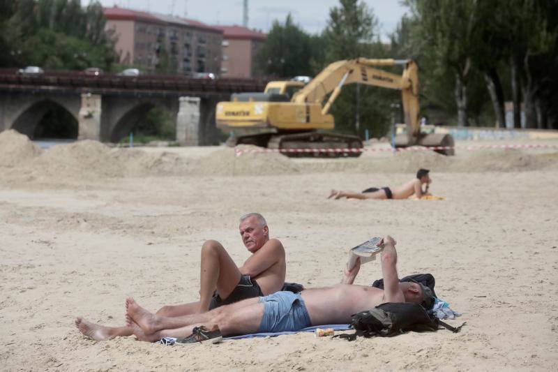 Fotos: Renovación de la arena de la playa de las Moreras, en Valladolid