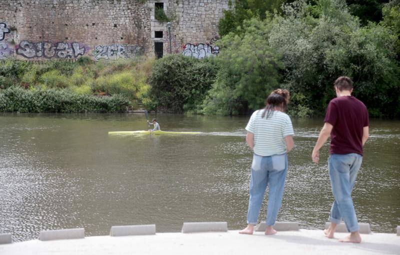 Fotos: Renovación de la arena de la playa de las Moreras, en Valladolid