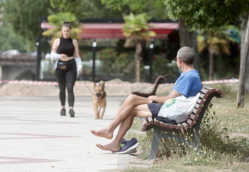 Fotos: Renovación de la arena de la playa de las Moreras, en Valladolid