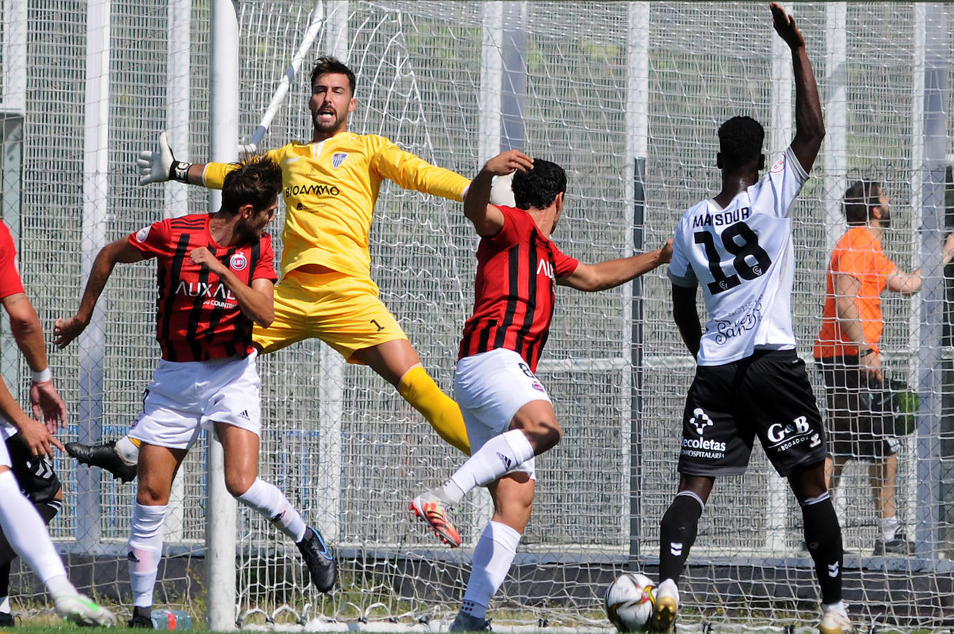 Primera derrota en el primer partido frente al Adarve.