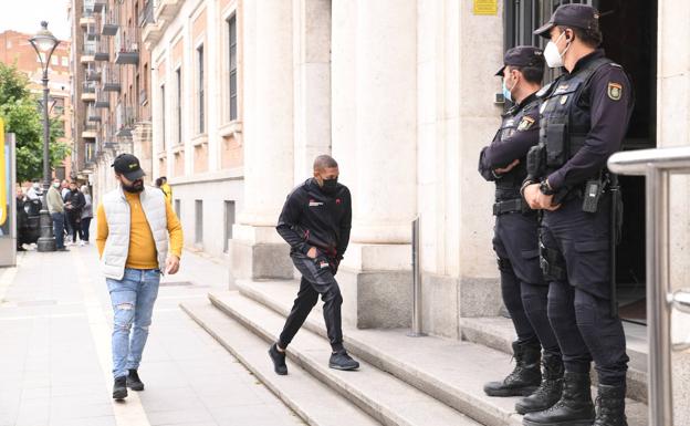 La Policía Nacional obsrva la entrada de acusados de la banda del BMW a la Audiencia. 