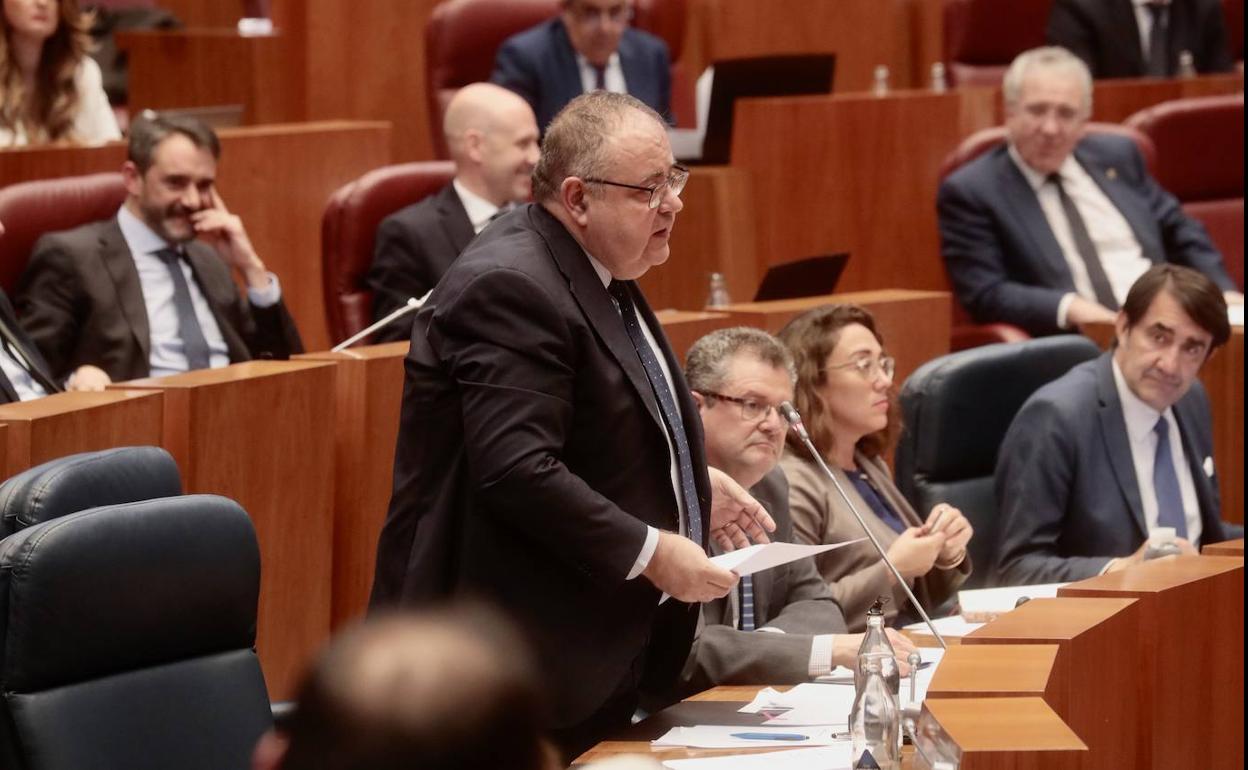 Alejandro Vázquez, consejero de Sanidad, responde a la oposición en las Cortes.