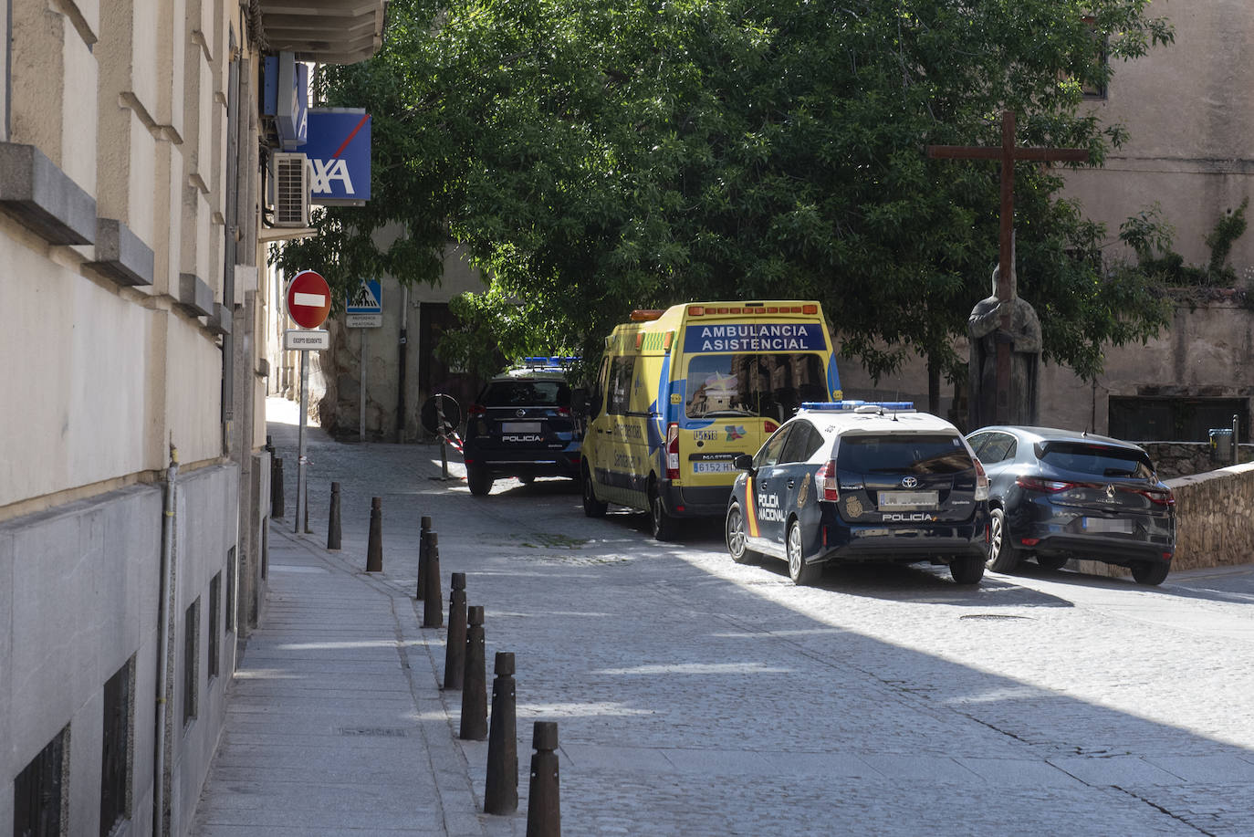 Servicios de emergencia y Policía Nacional, junto a la vivienda en la que residía la víctima.