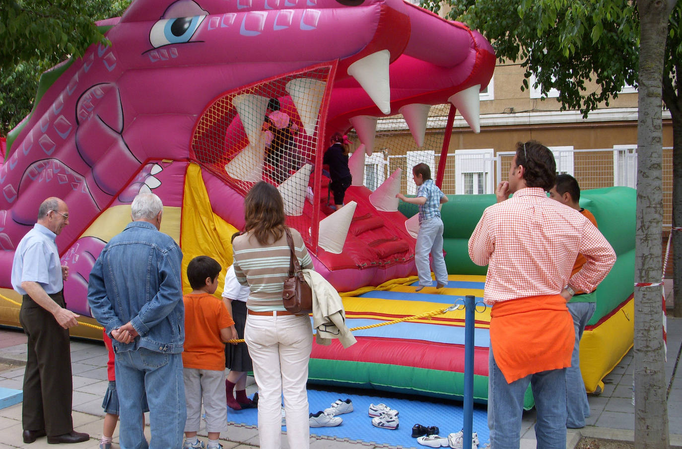 Niños disfrutan de los hinchables en las fiestas del barrio Zona Sur en una imagen de archivo. 