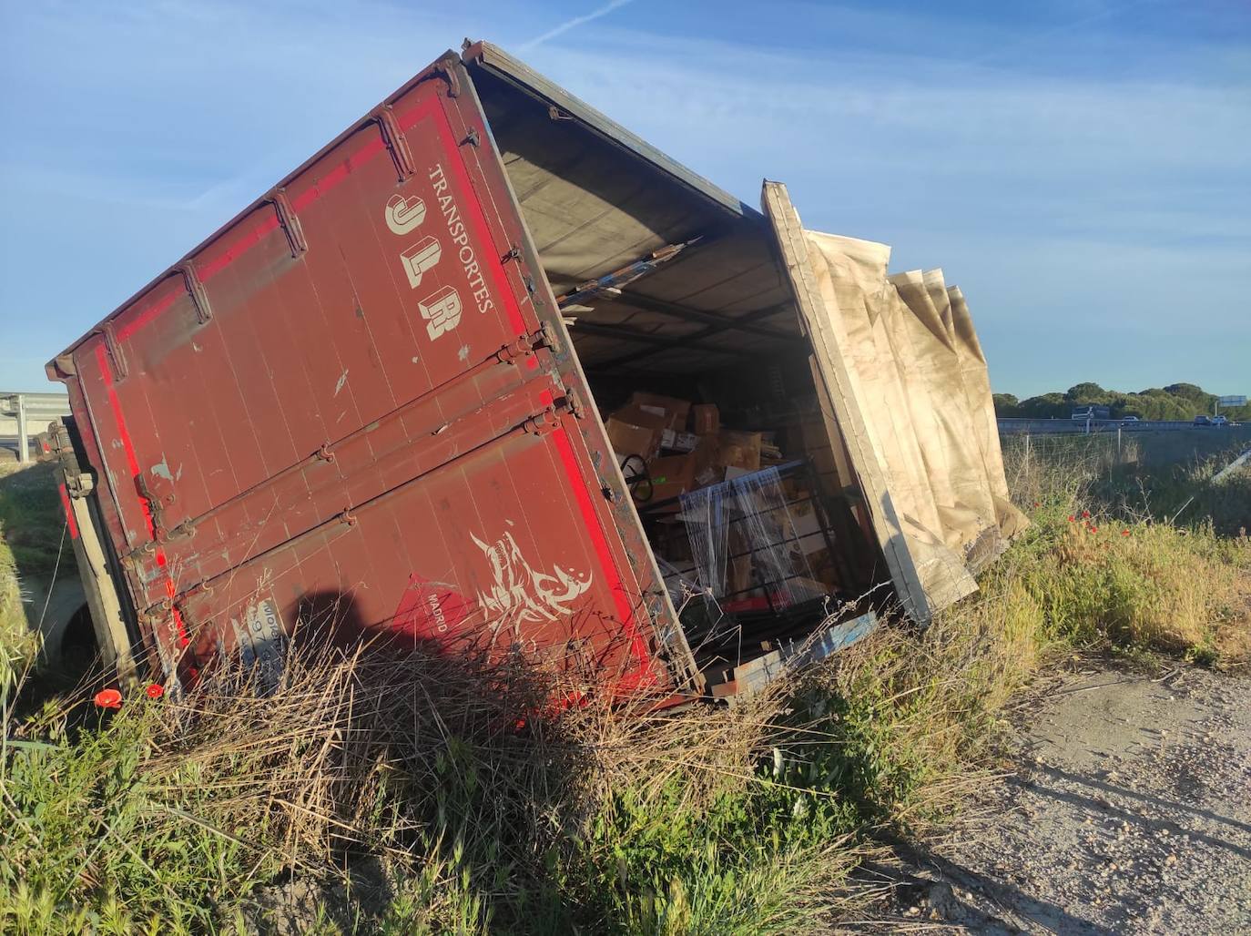 Fotos: Vuelca un camión de reparto en la Autovía de Pinares