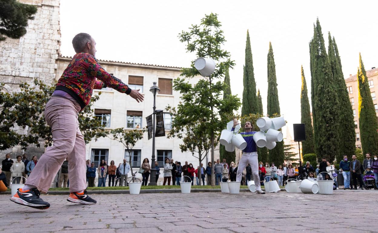 El espectáculo 'Water Falls', del dúo La Mecánica, en la plaza de la Universidad. 