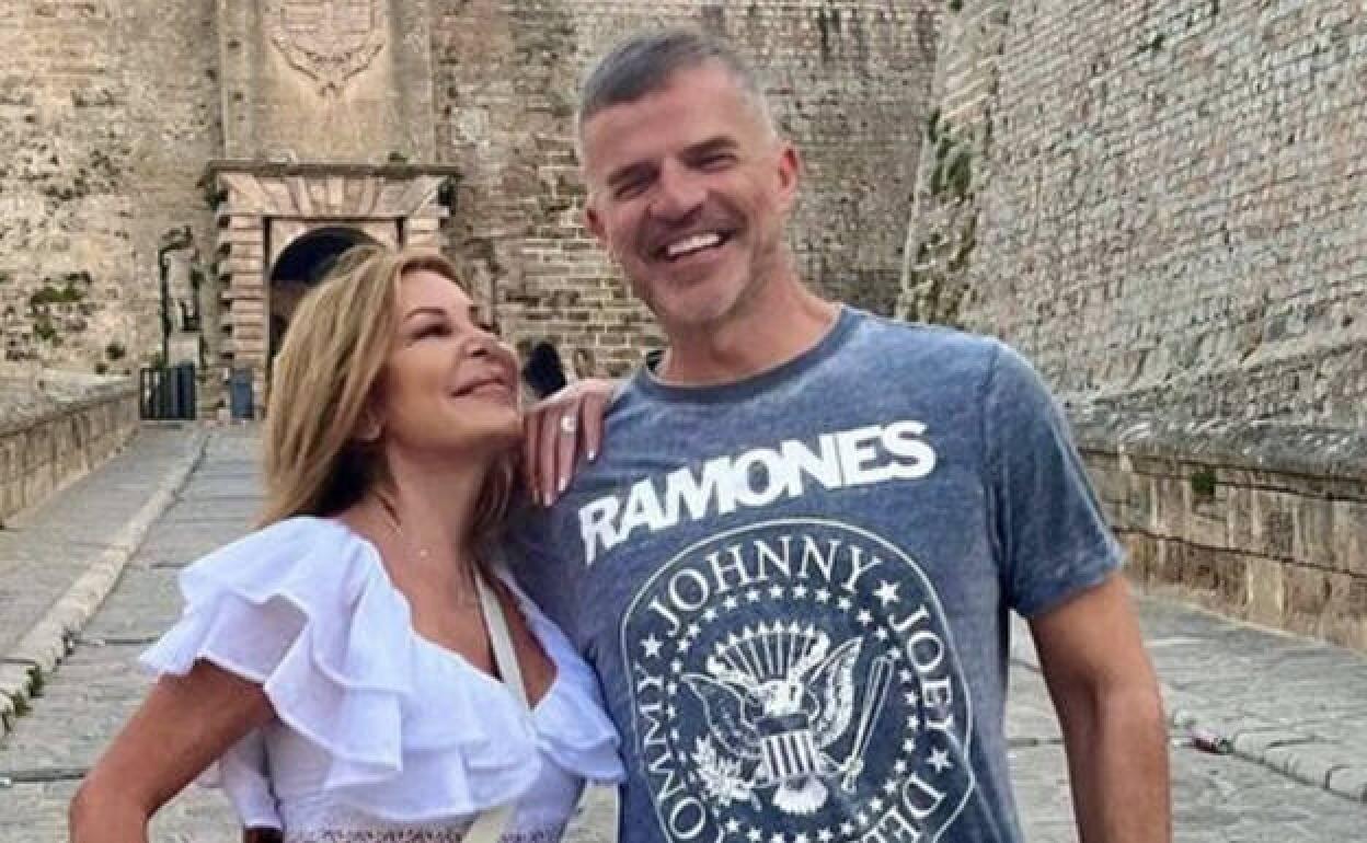 Ana Obregón con Raúl Castillo en Ibiza. 