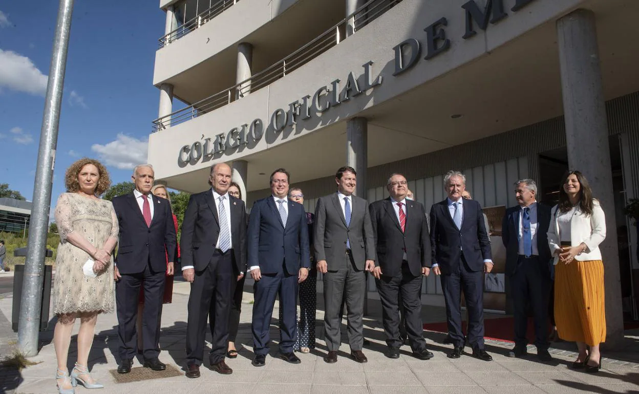Foto de familia de representantes del Colegio de Médicos de Segovia y de los consejos nacional y regional con el presidente de la Junta y el consejero de Sanidad en la inauguración oficial de la sede. 