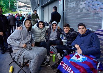 Imagen secundaria 1 - Seguidores del Eibar y el Almería hacen colas para comprar entradas para la jornada final.