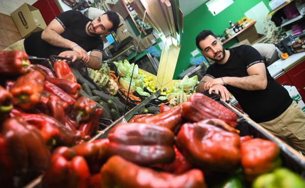 Abdallatif Batta, en su frutería en Las Delicias.