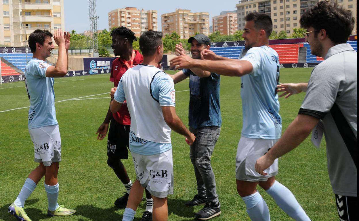 Ramsés y algunos de sus jugadores se felicitan tras conseguir la salvación frente al Cerdanyola.