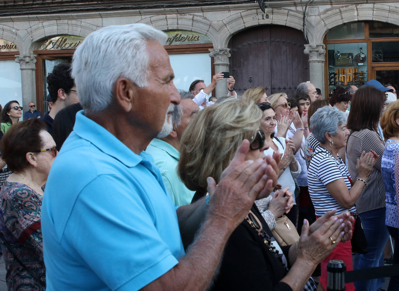 Arriado de la bandera nacional en la Plaza Mayor de Segovia.