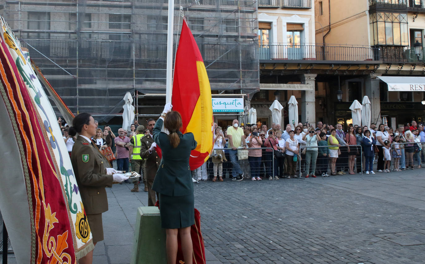 Arriado de la bandera nacional en la Plaza Mayor de Segovia.