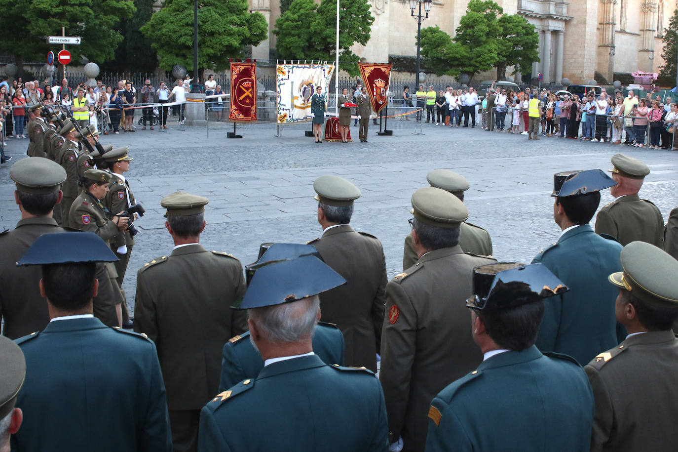 Arriado de la bandera nacional en la Plaza Mayor de Segovia.