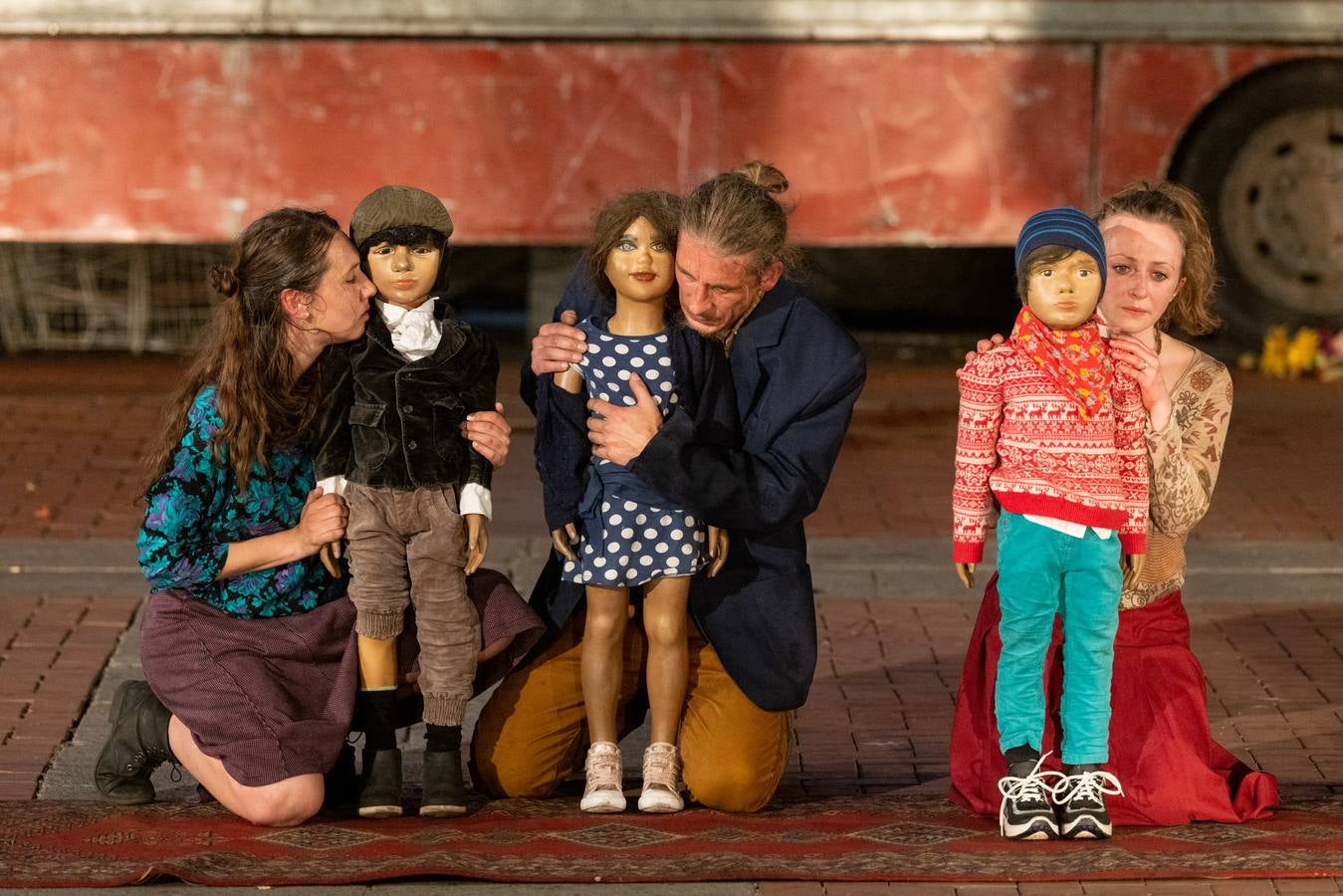 Fotos: La compañía polaca Teatr Biuro Podrozy lleva la guerra a la Plaza Mayor de Valladolid en el Teatro de Calle