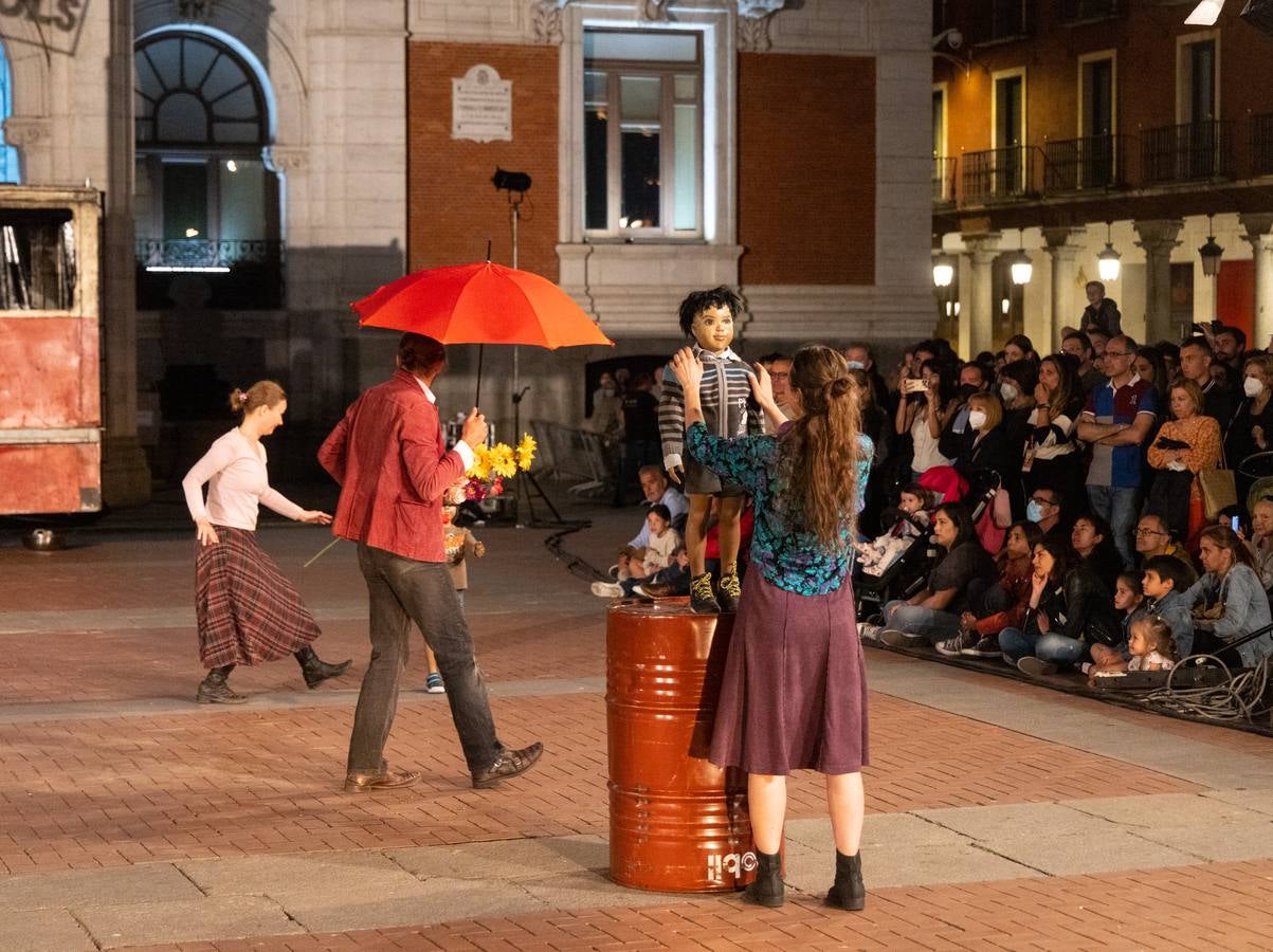 Fotos: La compañía polaca Teatr Biuro Podrozy lleva la guerra a la Plaza Mayor de Valladolid en el Teatro de Calle