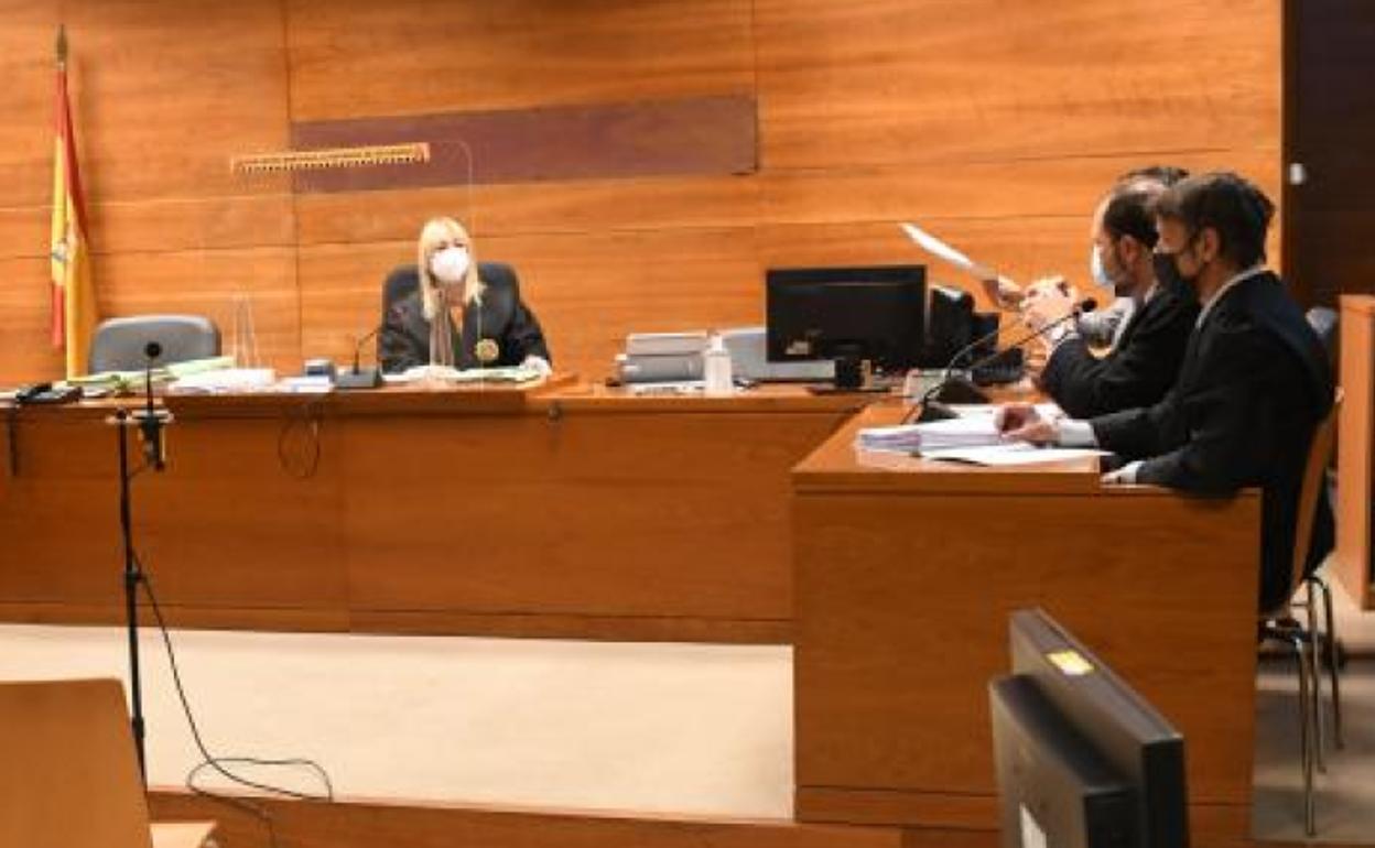 La jueza, durante la vista en la que acordó suspender el juicio derivado de la 'operación Rosado'. 