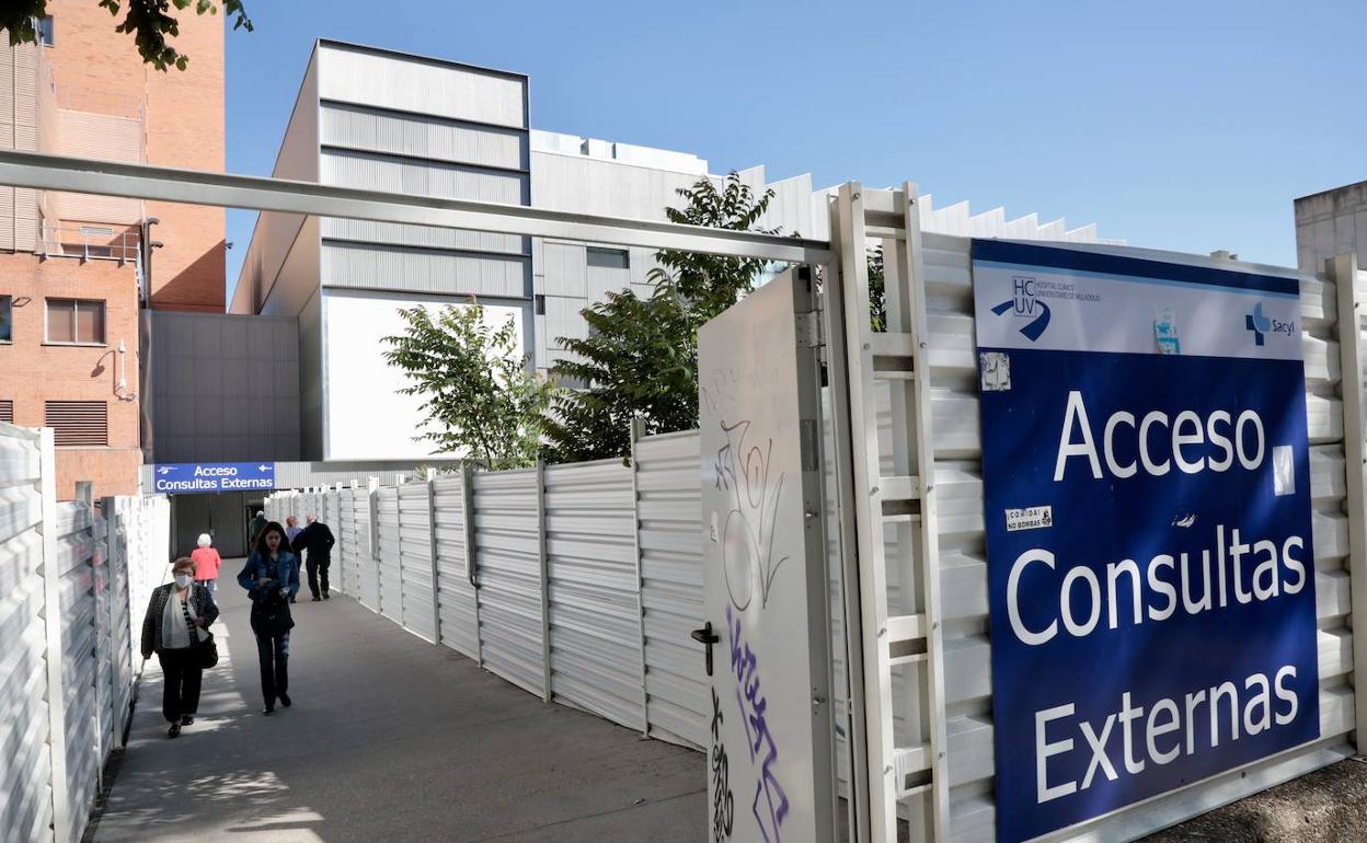 Entrada a consultas externas del Hospital Clínico de Valladolid. 