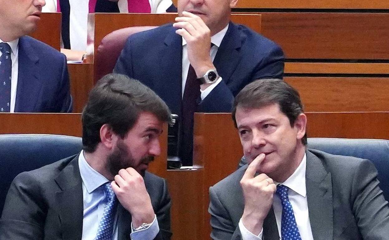 Juan García-Gallardo y Alfonso Fernández Mañueco, en las Cortes. 