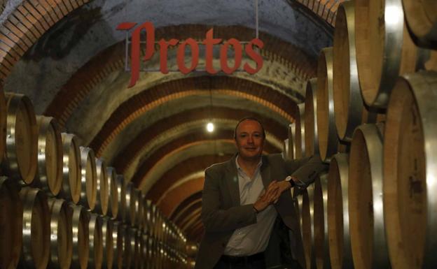 Carlos Villar, director general de Protos, en la sala de barricas de las Bodegas. 