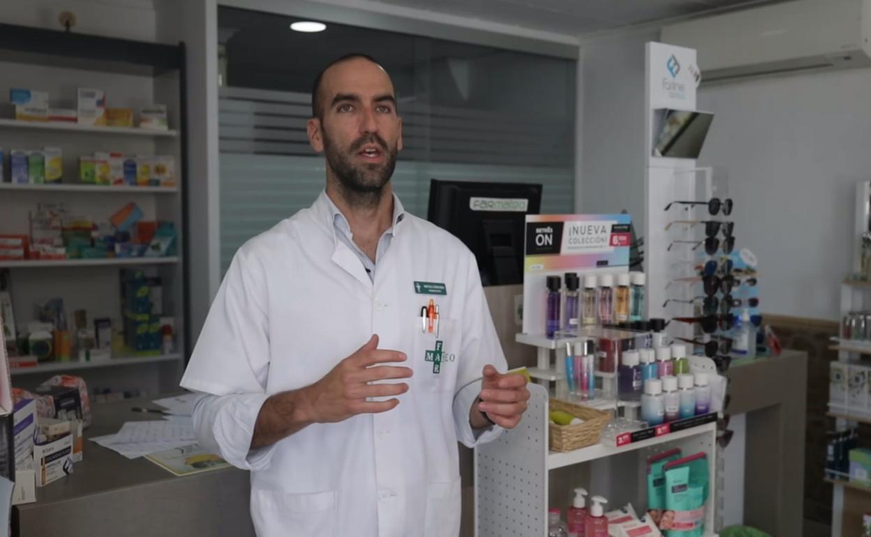 Mateo, dueño de la farmacia de Villalgordo del Júcar (Albacete), será el tutor de uno de los becarios.