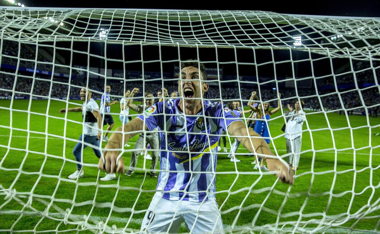 La icónica imagen de Jaime Mata celebrando el gol que certificaba el ascenso ante el Numancia. 