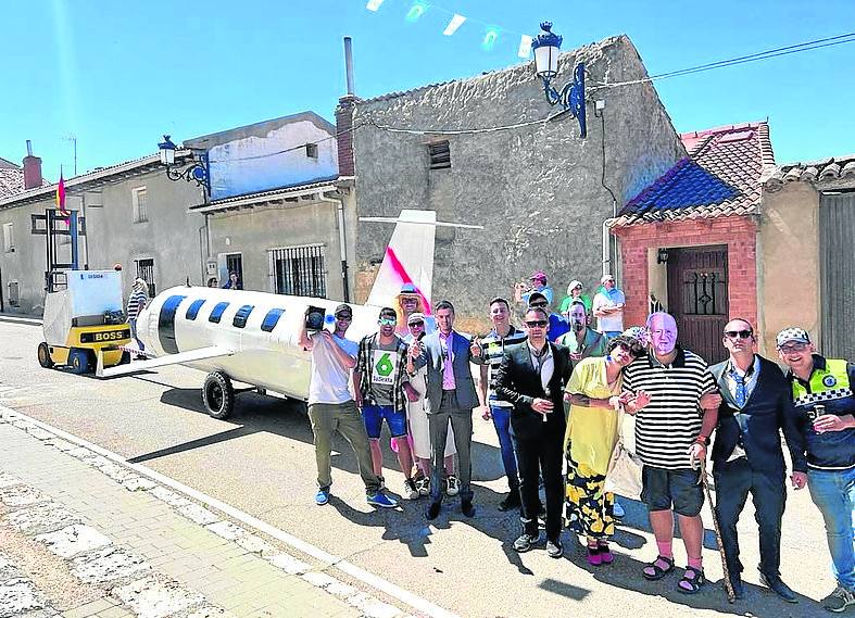 La peña La Desidia se alzó con la victoria en el Concurso de Carrozas. 