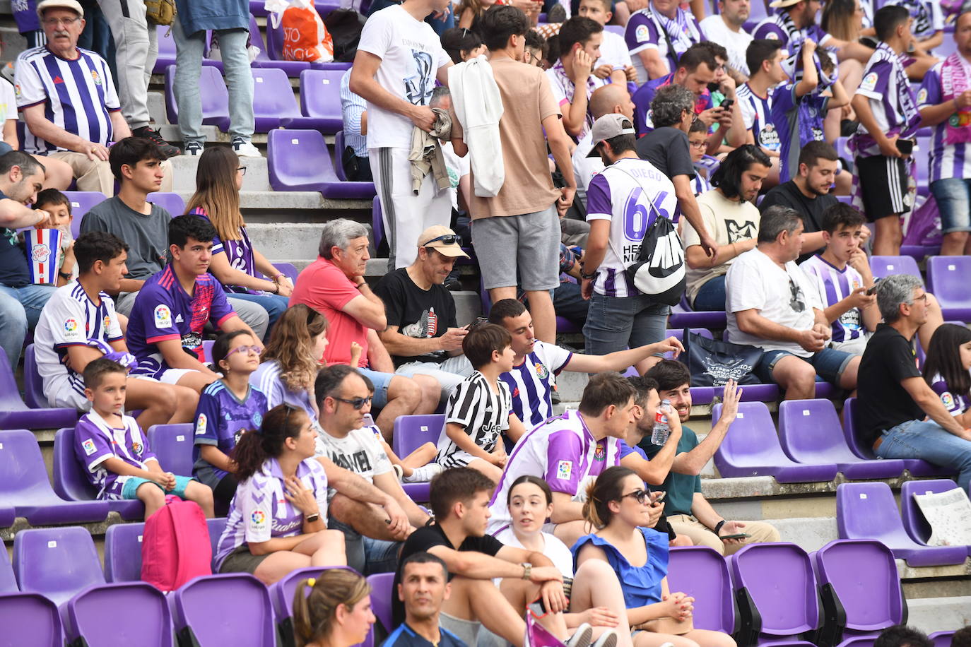 Fotos: Real Valladolid-Huesca. Búscate en la grada (6/8)