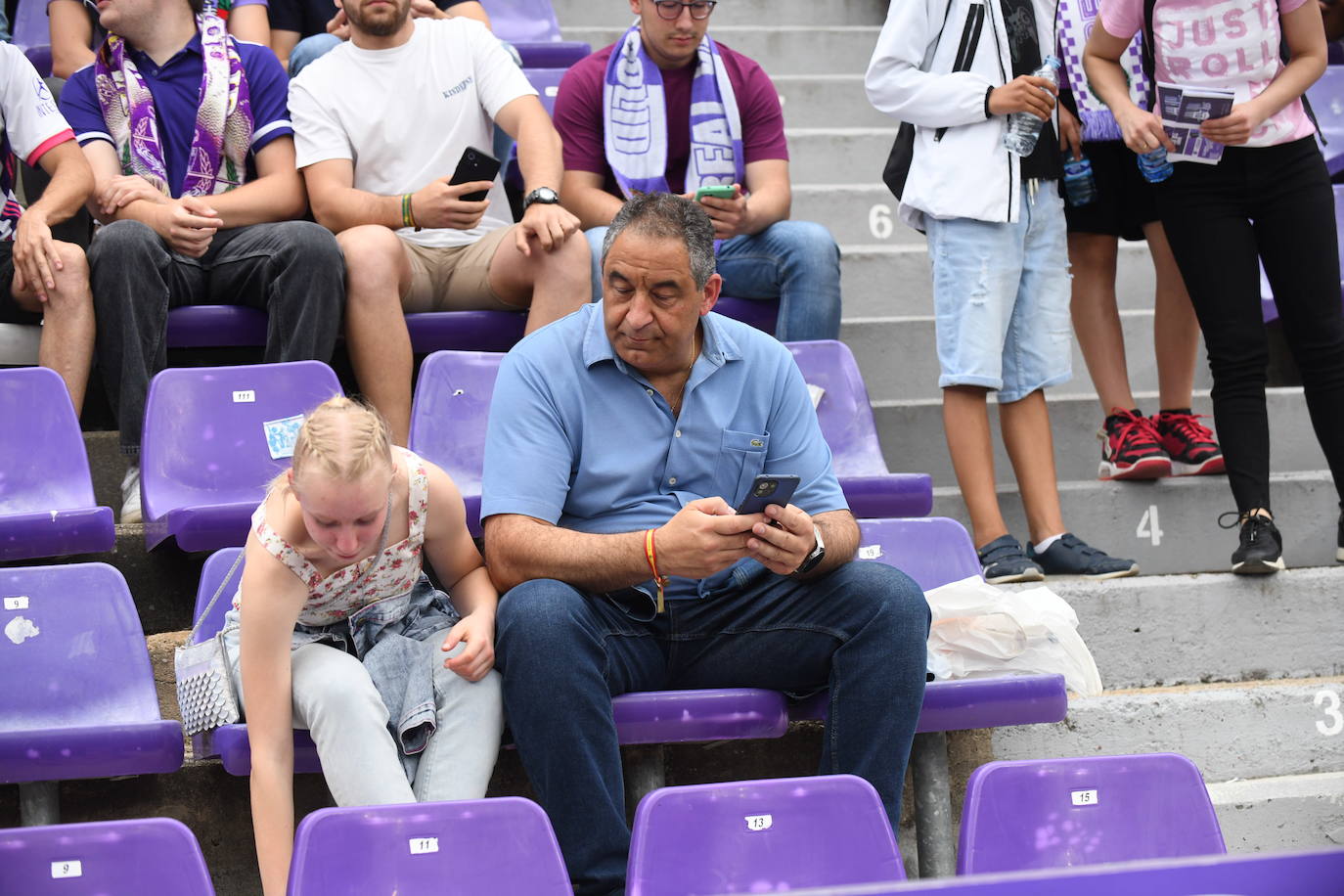 Fotos: Real Valladolid-Huesca. Búscate en la grada (7/8)