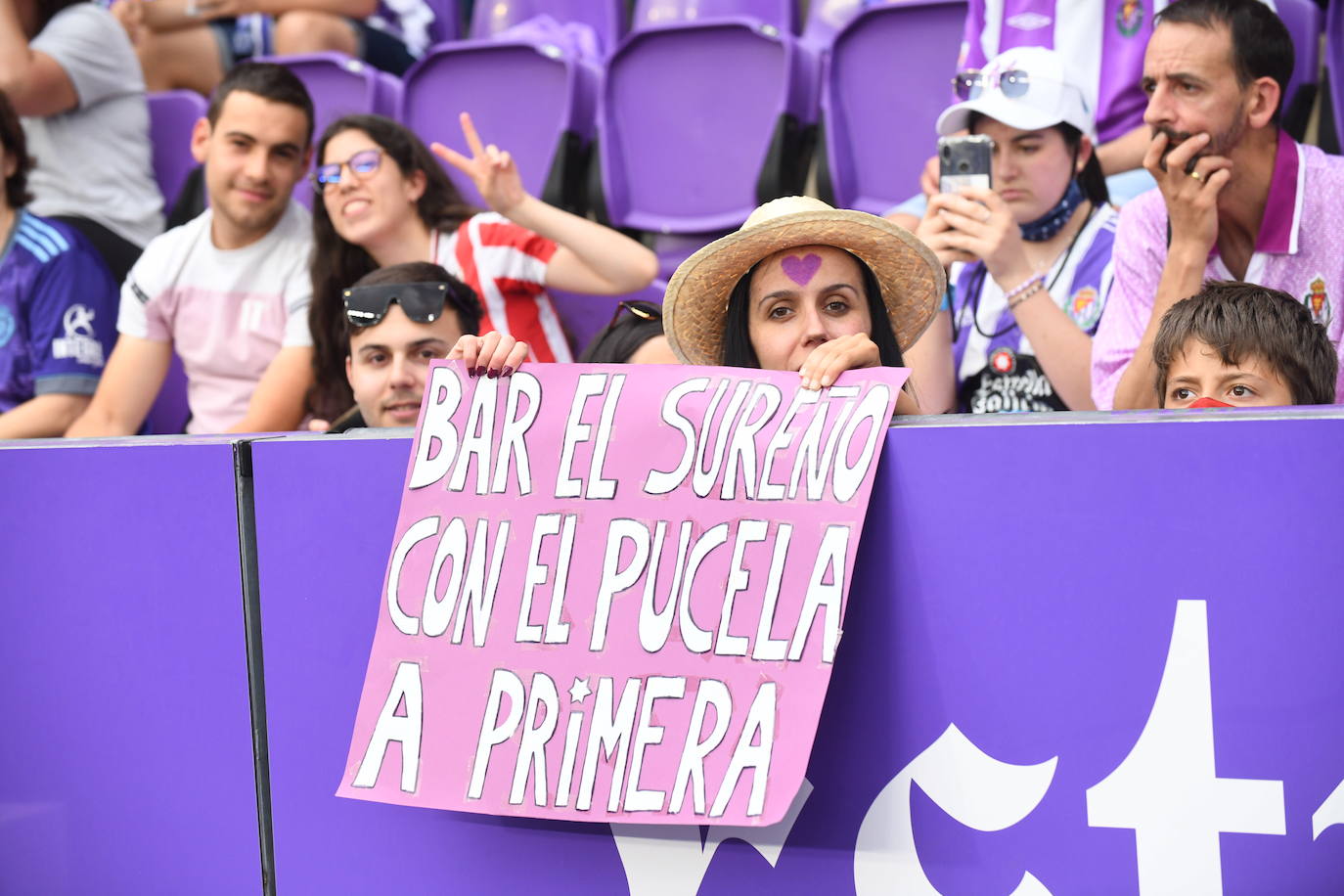 Fotos: Real Valladolid-Huesca. Búscate en la grada (1/8)