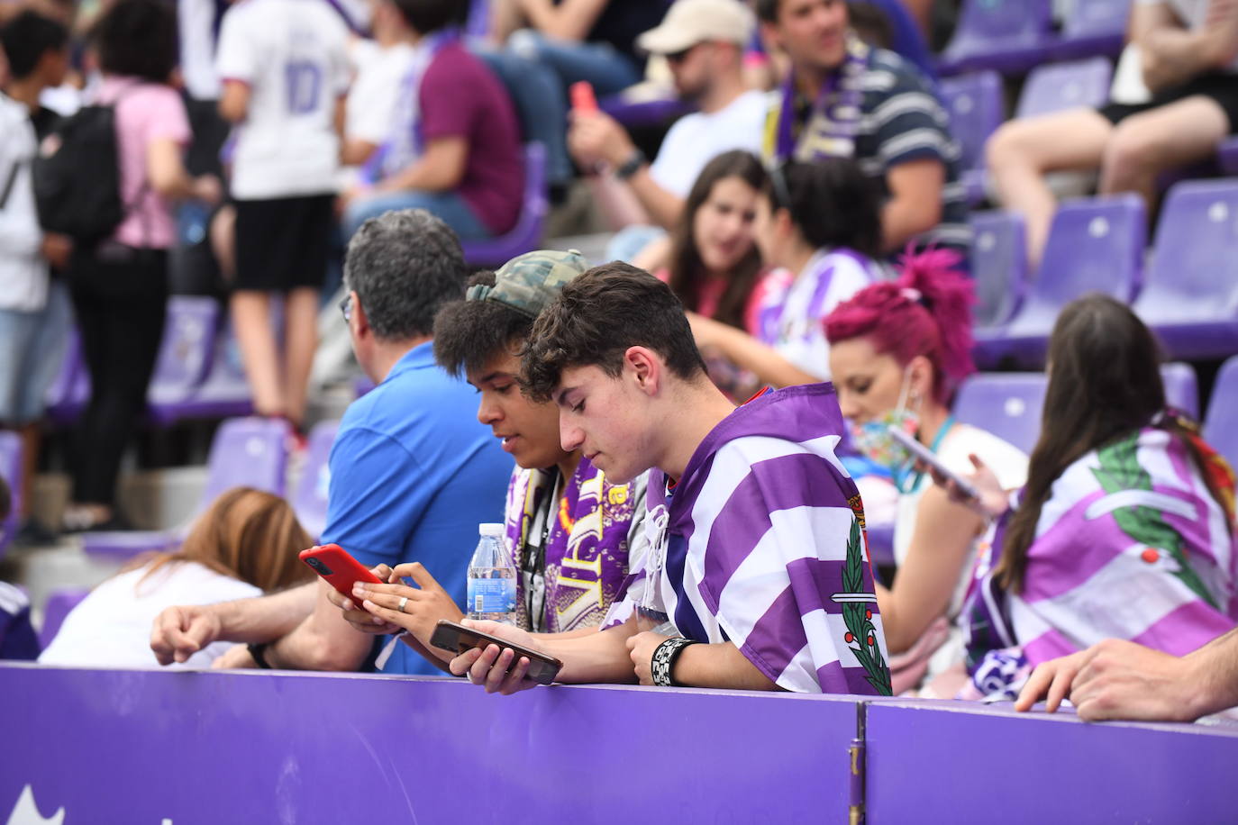 Fotos: Real Valladolid-Huesca. Búscate en la grada (1/8)